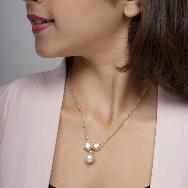 Soft Petal Pearl Necklace